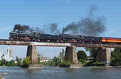 Mehrfeld-Plattenträger-Brückendeck auf Betonpfeilern.