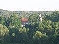 Norums kyrka från samma ställe ännu mer inzoomat