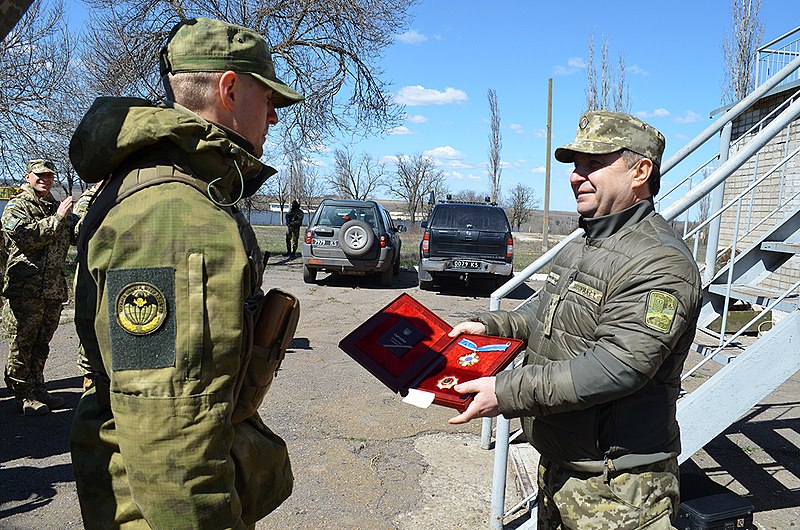 File:Stepan Poltorak awards Pavlo Chayka.jpg