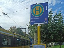 Eine Straßenbahn hält am Tag der Einstellung an der bereits als Bushaltestelle ausgewiesenen Station
