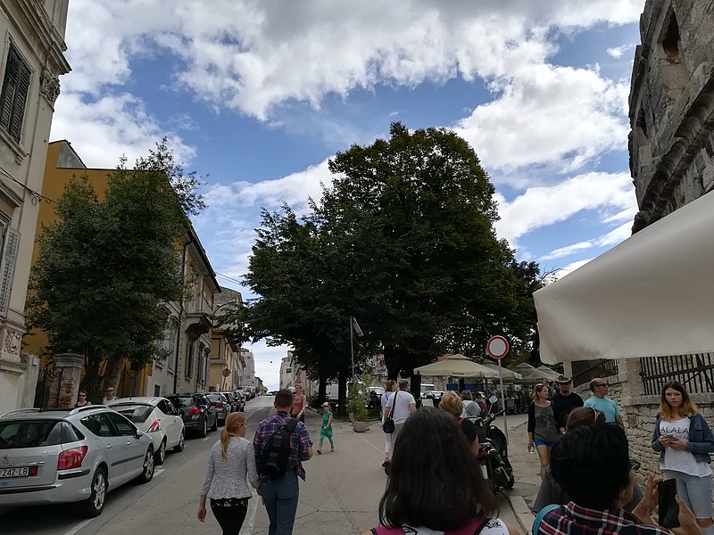 File:Street in Pula 51.jpg