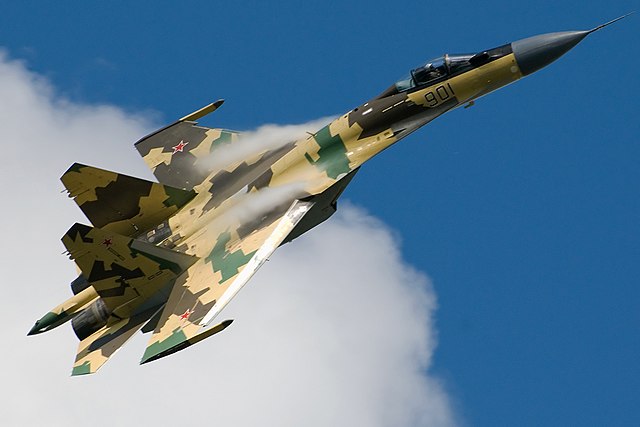 القوات الجوية الروسية  640px-Su-35_in_flight._%283826731912%29