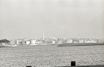 העיר סואץ נשקפת מעבר לתעלת סואץ (מצולם בכתבה ב"דבר")