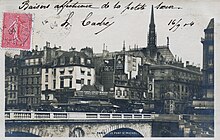 Pont St. Michel con 4, Quai des Orfèvres, el edificio blanco en esquina que albergaba la Acadèmie Suisse.  Postal, 1904.