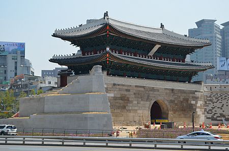Fail:Sungnyemun front restoration left.jpg