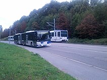 Le métro M1 et un bus des TL à Chavannes-près-Renens, aux abords du campus de l'Université de Lausanne.