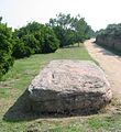 Mégalithe le long de l'ancienne voie ferrée