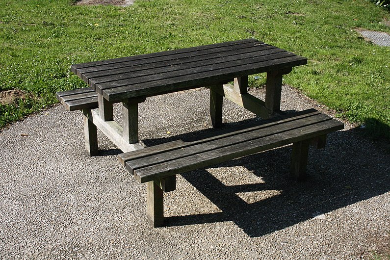 Table et bancs01.jpg