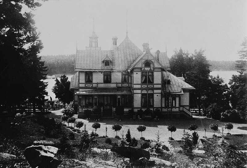 File:Tammisalo, Villa Edishemin etupiha - N114713 - hkm.HKMS000005-km0000p5n1.jpg