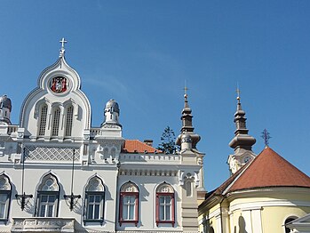 Krov crkvene opštine sa tornjevima crkve u pozadini