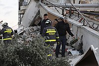 Equipes de busca e resgate da Romênia em uma construção desmoronada após o sismo de 26 de novembro na Albânia