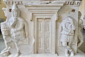 Porte grecque antique sculptée sur le sarcophage d'Hercule du Musée Archéologique de Kayseri (Turquie)