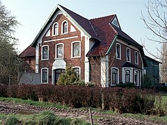 Hof Früchtenicht, Hofgebäude im Heimatstil - 53°41′13″N 9°43′17″E﻿ / ﻿Am Felde 1﻿ / 53.687078; 9.721368 - Baujahr: 1912 - Alte Hofanlage war 1911 abgebrannt.