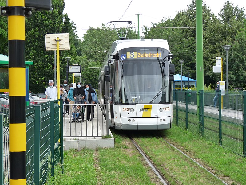 File:Tram Zwijndrecht Dorp 2021 1.jpg