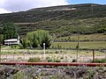 Maisons encore habitées par des ranchers dans les environs immédiats du champ pétrolifère.