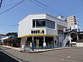 西口駅前（2016年7月） - 駅入口はドトールコーヒー左側の階段。また、ドトールコーヒー右側にエレベーター乗り口がある。