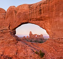 La Turret Arch vue à travers la North Window, dans le parc national des Arches (Utah). (définition réelle 4 914 × 4 641)