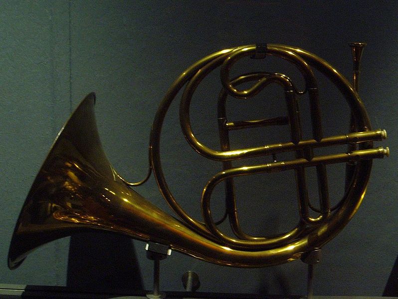 File:Two valves horn 1.jpg