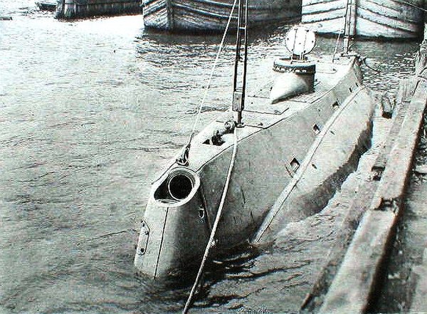 USS Holland (SS-1) from Scientific American 1898. The muzzle door of the bow dynamite gun is open.