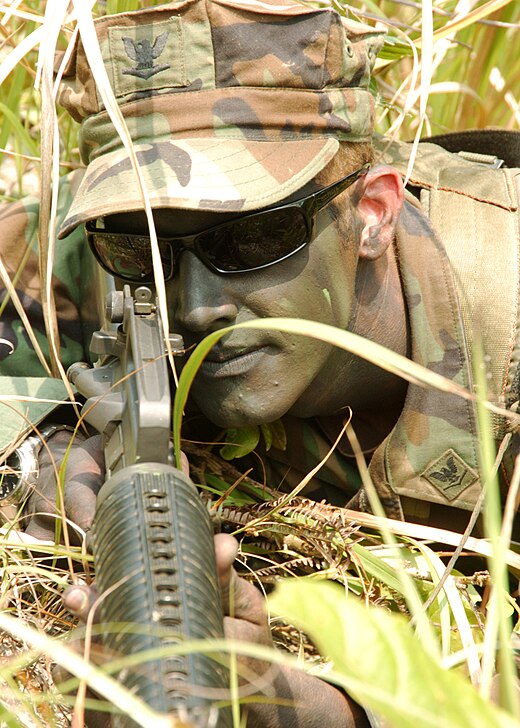 Amerikaanse soldaat tijdens een oefening op Okinawa, 2006