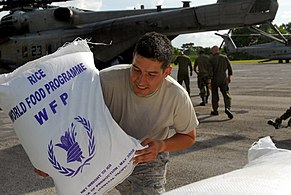 2008年9月，美军基萨奇山号两栖攻击舰运输粮食计划署的物资至海地灾区