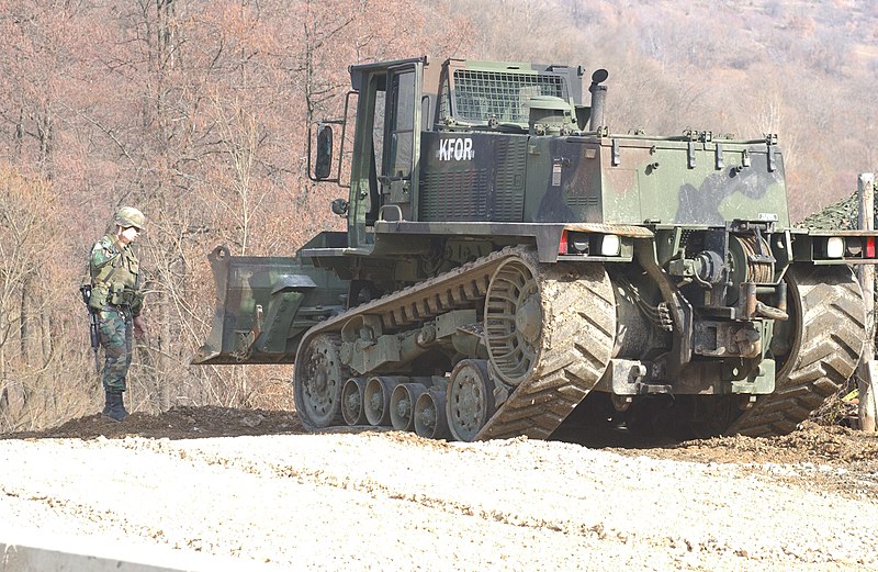 M105 DEUCE  ruspa militare 800px-US_military_bulldozer_in_Kosovo_%281%29