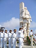 Матросы и офицеры болгарских ВМС отдают воинские почести адмиралу возле памятника ему на мысе Калиакре