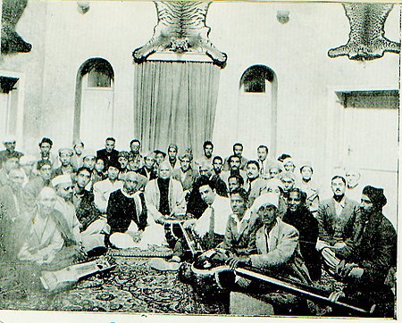 Tập_tin:Ustad_Qasim_at_the_British_embassy,_circa_1917.jpg