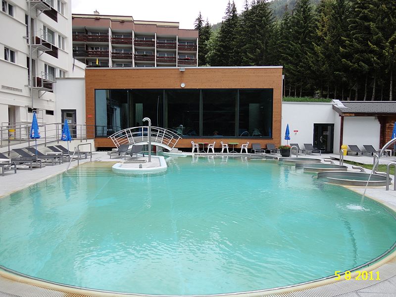 File:VIEW OF HOTEL MERCURE BRISTOL OUTSIDE POOL IN LEUKERBAD 48 - panoramio.jpg