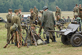 Polscy żołnierze przygotowują się do rekonstrukcji.