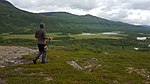 Utsikt österut från Vadvevaras över dalen i Vadvetjåkka nationalparks södra ände.