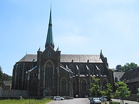 De voormalige abdijkerk, gebouwd als basiliek in 1946