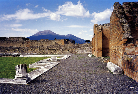 Vesuvius from Pompeii (hires version 2 scaled).png
