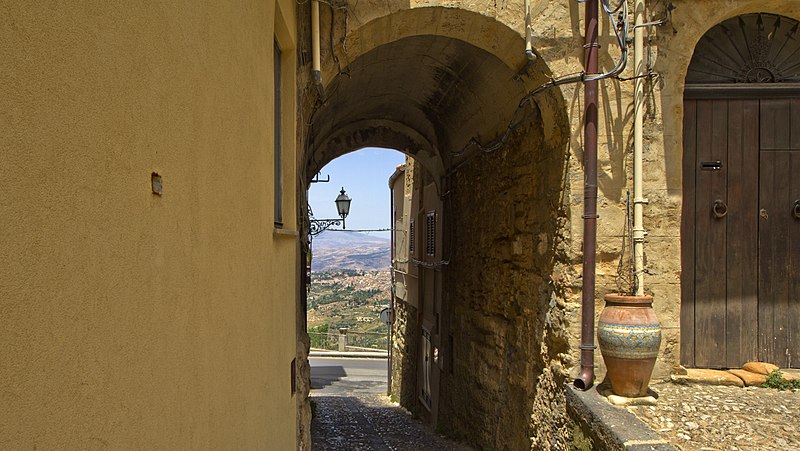 File:Via Porta Palermo, Enna EN, Sicily, Italy - panoramio.jpg