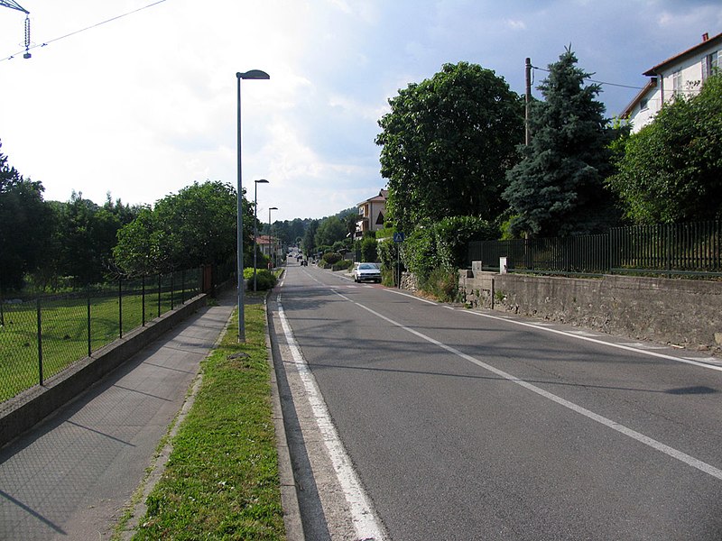 File:Via Serenza - Capiago Intimiano 06-2009 - panoramio.jpg