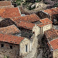 Vue en hauteur sur un village dont les maisons sont en pierre