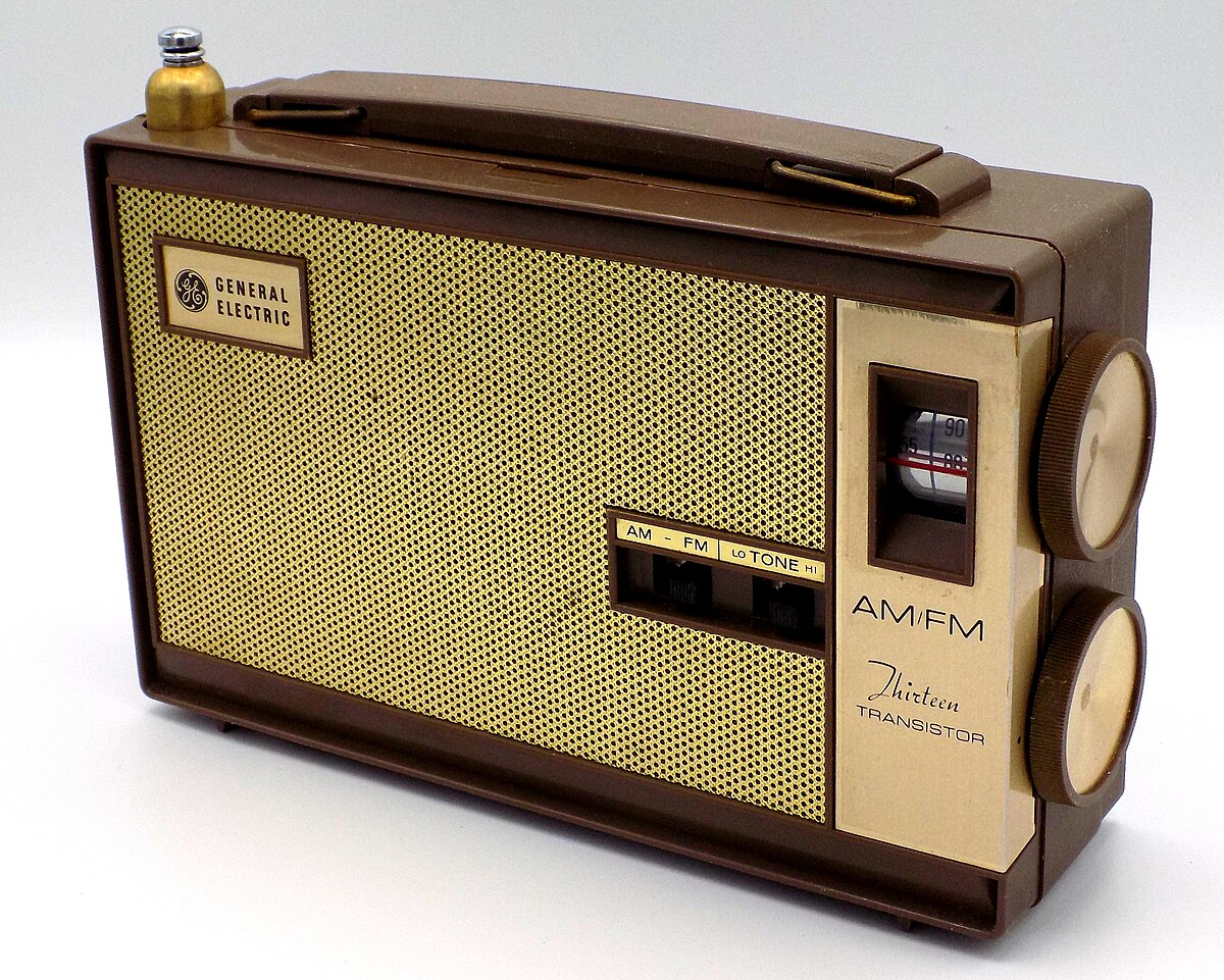 File:Vintage Elgin Transistor Radio, Model R-1300, AM & FM Bands, 10  Transistors, Made In Japan, Circa 1960s (31769605776).jpg - Wikimedia  Commons