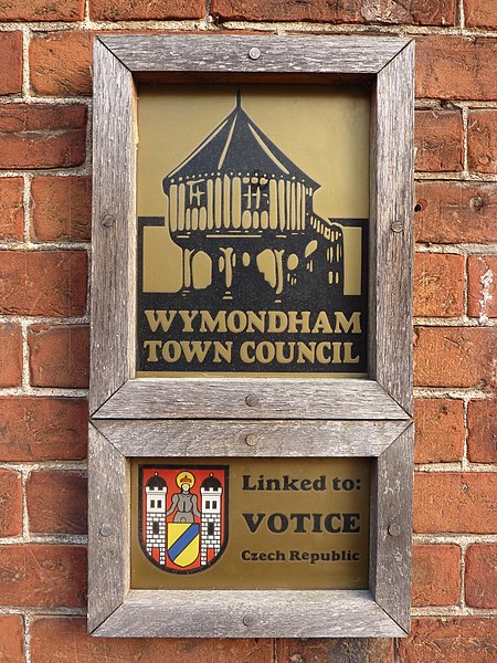 File:Votice Plaque in Wymondham Norfolk UK.jpg