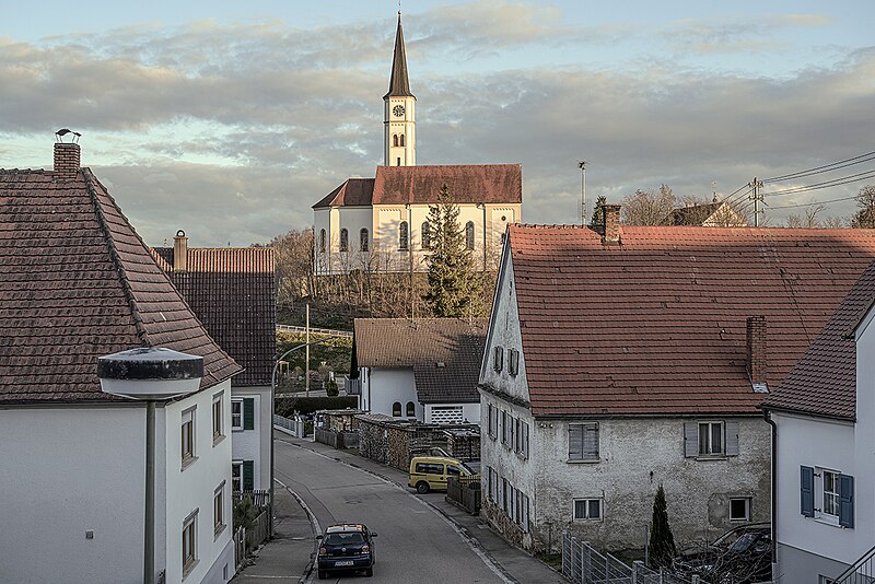 File:Waldstetten (Kreis Günzburg), Ort und Pfarrkirche.jpg