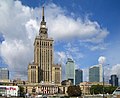 文化科学宮殿 ソビエト連邦が建てた超高層ビル 外観の基本構造は剛健なスターリン・ゴシック様式で、そこにポーランド・バロック様式の華美な装飾が施されている 近年、頂上の尖塔の四つの面すべてに大時計が取り付けられた
