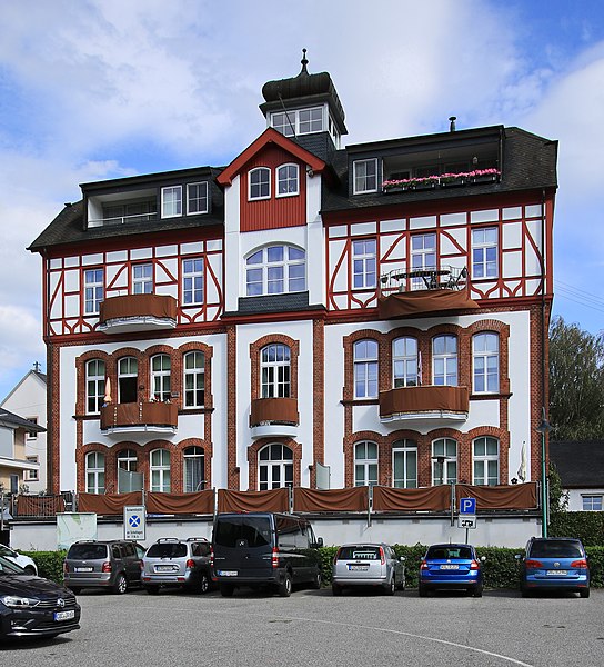 File:Weinbauschule in Bullay (Mosel). Rheinland-Pfalz. 2H1A3932WI.jpg