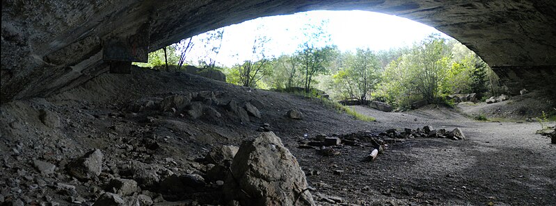 File:Weingut interior panorama.jpg