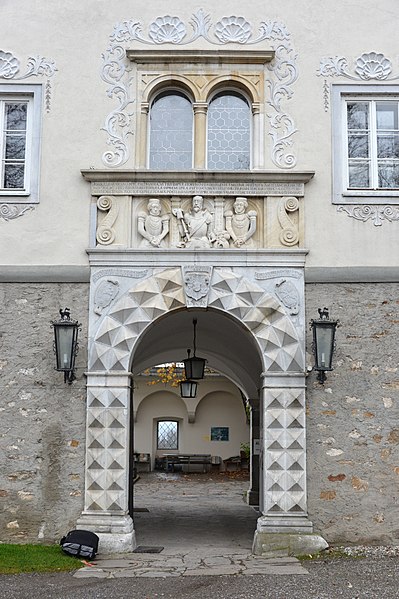 File:Wernberg Kloster Nordportal mit Supraporte mit Khevenhueller Brustreliefs 14112014 908.jpg