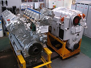 Motor diésel (izquierda) y transmisión hidráulica (derecha) de una locomotora Clase 35