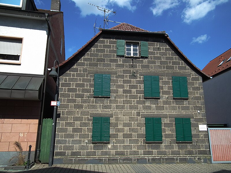 File:Wohnhaus mit grünen Fensterläden.JPG