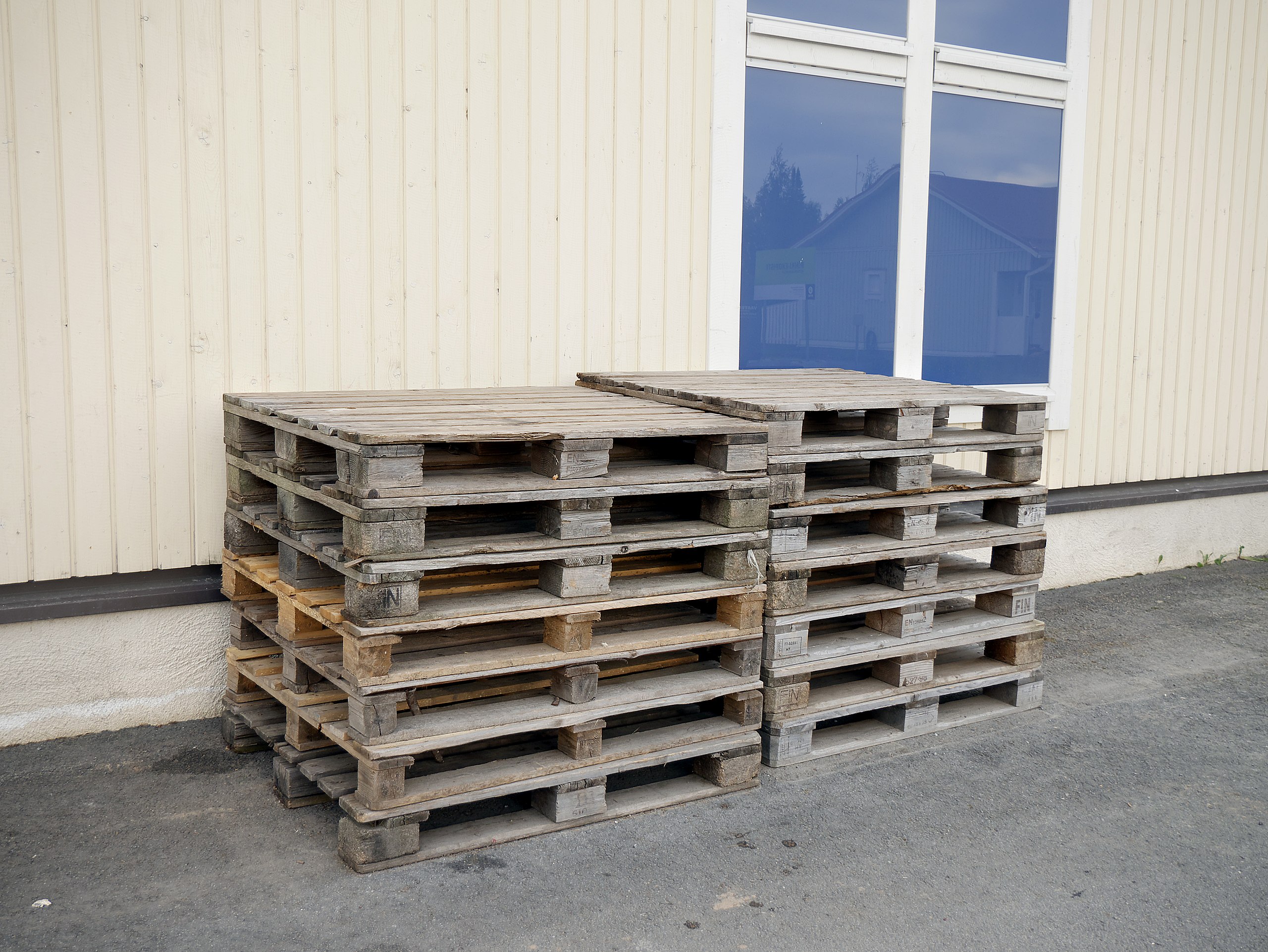 2560px-Wooden_pallets_20180526.jpg