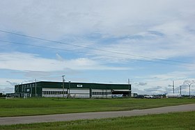 Een van de hangars van de luchthaven in 2010.
