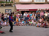 Català: Musika plaza (plaça de la música), a la part vella de Zarautz. És una bonica plaça amb un quiosc de música, tot i que aquell dia l'actuació no era musical i era fora del quiosc. Euskara: Musika plaza, Alde Zaharra, Zarautz This is a photo of a historical area indexed in the Spanish heritage register of Bienes de Interés Cultural under the reference RI-53-0000471.