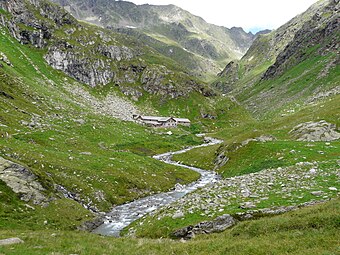 Zielalm mit Gebirgsbach Zielbach in den Bergen der Texelgruppe