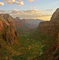 A Zion Canyon az Angels landingről fényképezve